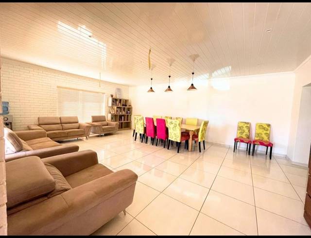 6 BEDROOM HOUSE FOR SALE IN CHATSWORTH